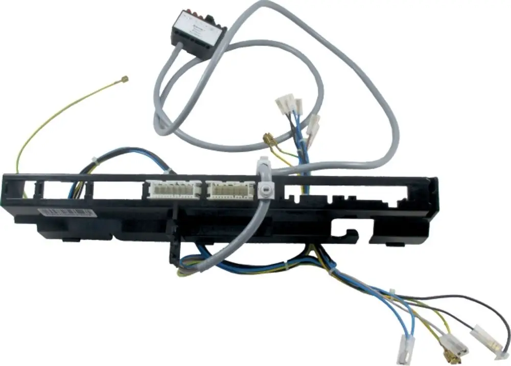 Kabelbaum mit mehreren Anschlüssen und Leitungen, verwendet in Wolf-Regelungen. Sichtbare Stecker und Kabel für elektrische Verbindungen.